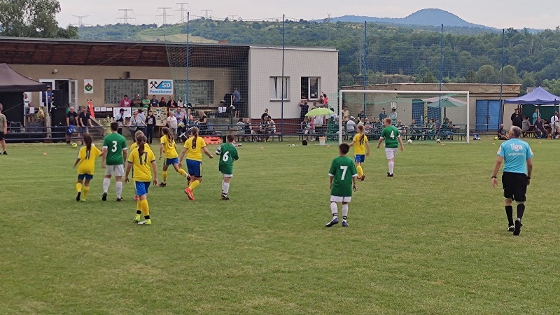 St. žáci proti st. žákyním FK Teplice - 2
